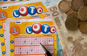 Mega Millions lottery climbs to $521