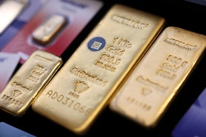 JPMorgan Recalibrates Gold Outlook as Rate Risks Return