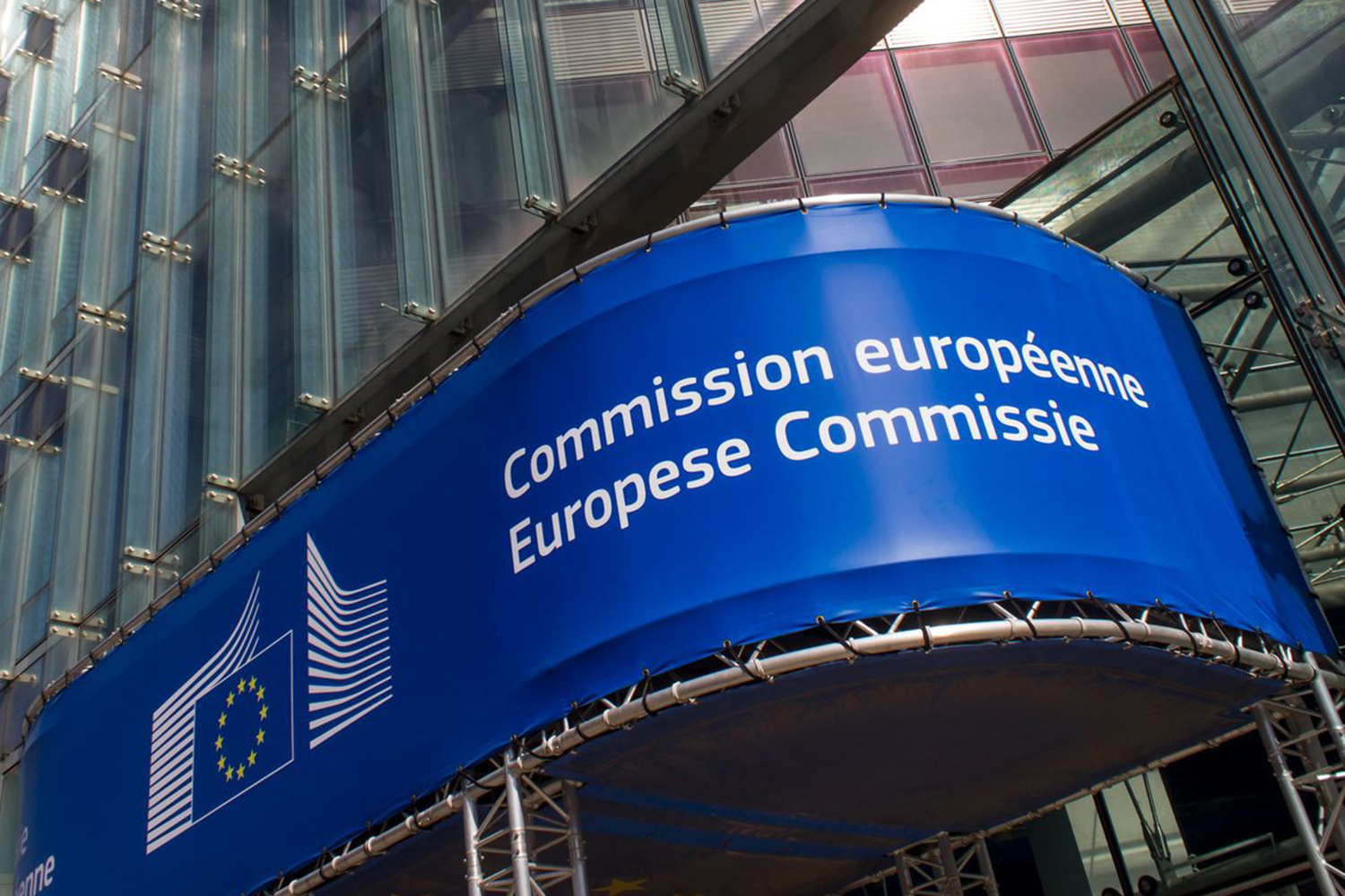 Unpopular restrictions on payments in cash further weakens the EU Commission