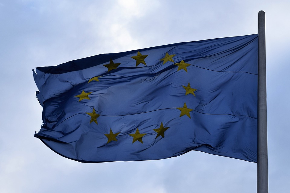 Junker suggests introducing euro in all EU countries