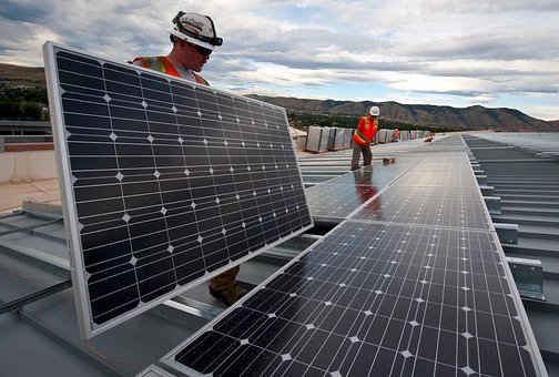 U.S. trade panel to vote on domestic price of U.S. solar panels