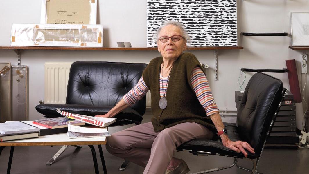 Véra Molnar dans son atelier. © Bertrand Hugues, courtesy Galerie Berthet-Aittouarès