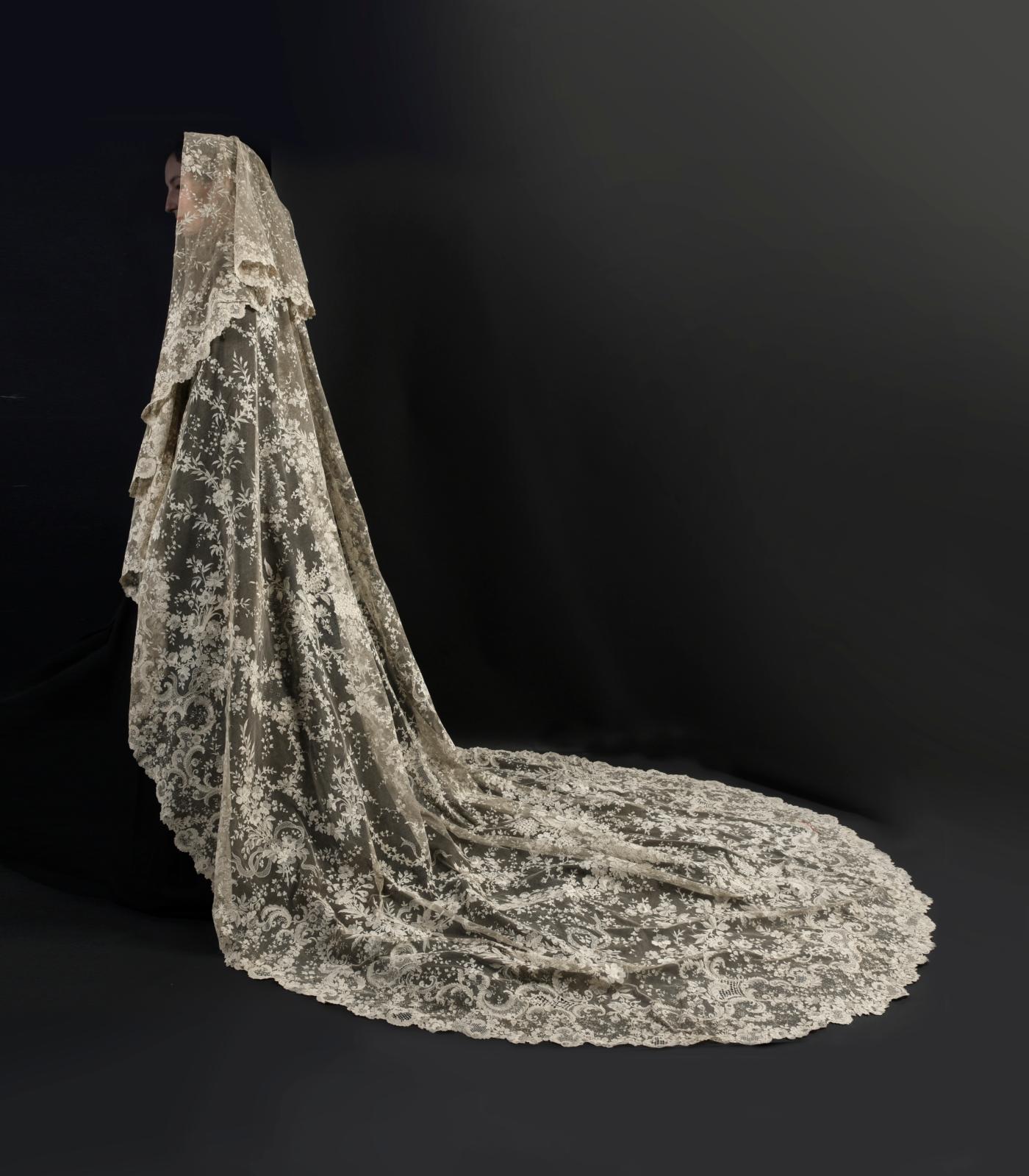 Alençon, third quarter of the 19th century, needlepoint lace wedding veil, 360 x 205 cm (141.73 x 80.07 in). Paris, Drouot, October 24, 2018, Coutau-Bégarie auction house, Ms. Vuille, preempted for The Musée des Beaux-Arts et de la Dentelle in Alençon. Result: €82,940