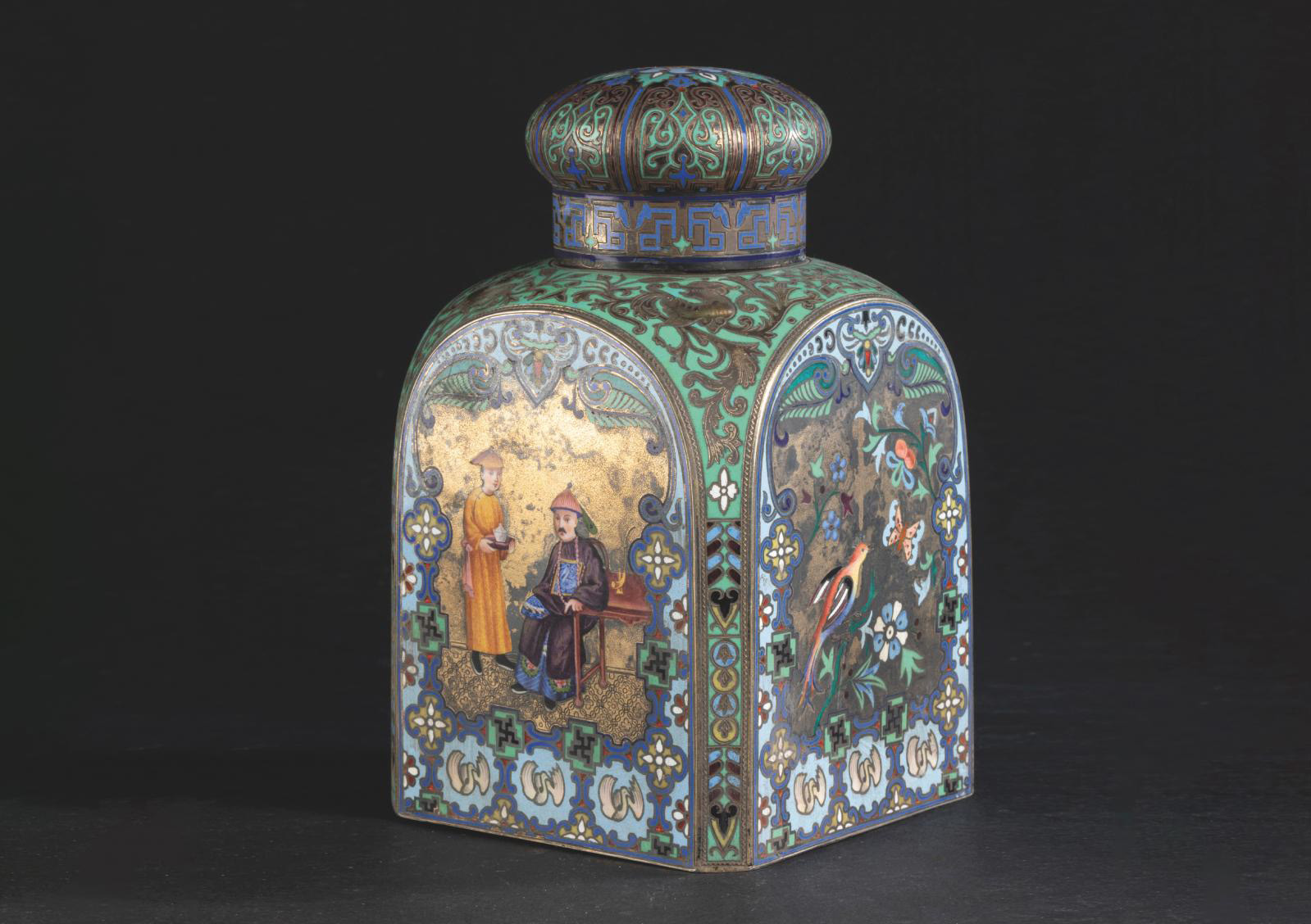 Pavel Ovchinnikov (1830-1888), Moscow, 1883, square tea box with canted corners, decorated with champlevé polychrome enamel on vermeil depicting Chinese dignitaries, birds, swastikas, palmettes, swans and stylized phoenixes; “88 zolotniks” (916.6 millesimal fineness) and “Pavel Ovtchinnikov” marks, 14 x 9 x 9 cm/5.5 x 3.5 x 3.5 in, gross weight 569 g/20.07 oz. Result: €25,760