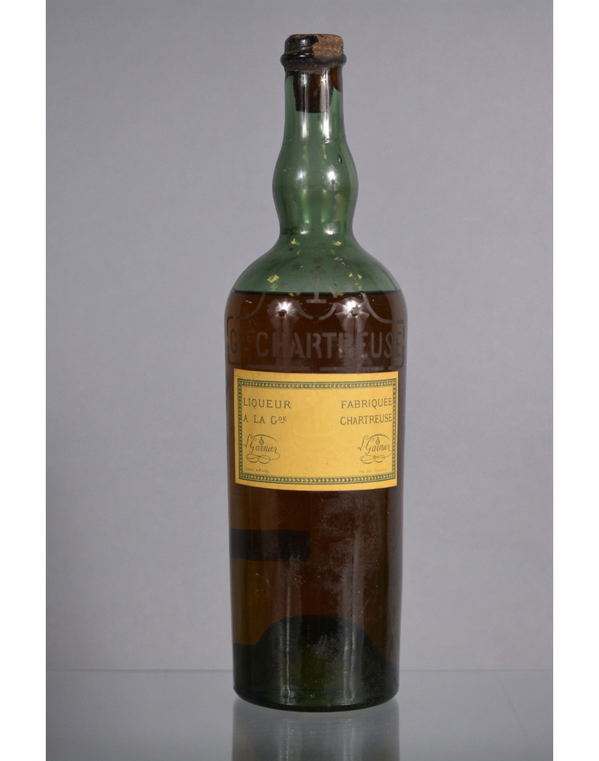 Bottle of yellow chartreuse, "Les Liquidatreuses", 1904-1929 period Result: €13,170