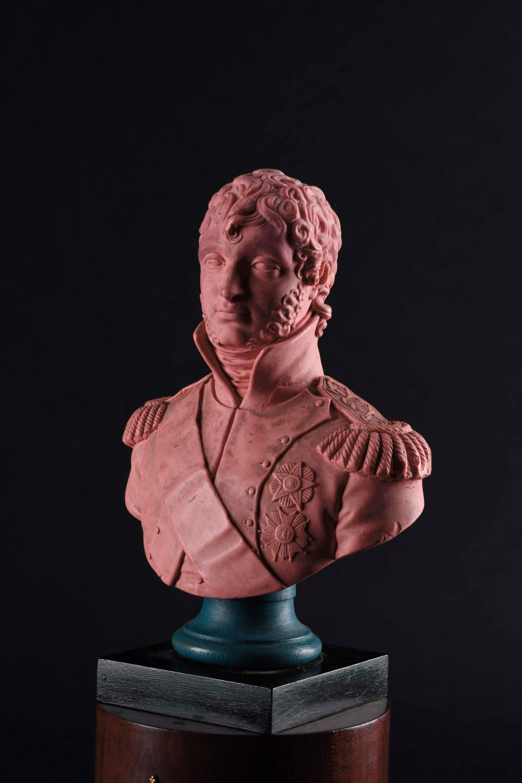 Martin Guillaume Biennais (1764-1843), pink wax model of the bust of Joachim Murat wearing the Grand Cordon, mahogany base with Murat's initials, h. 12.5 cm/4.9 in (without base). Estimate: €8,000/12,000 Martin Guillaume Biennais (1764-1843), pink wax model of the bust of Joachim Murat wearing the Grand Cordon, mahogany base with Murat's initials, h. 12.5 cm/4.9 in (without base). Estimate: €8,000/12,000