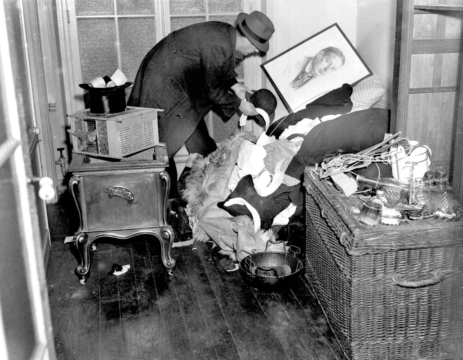 Inventory of the home of former minister Georges Mandel (1885–1944), interned by the Vichy government at Fort du Portalet, April 1941. © LAPI/Roger-Viollet Inventory of the home of former minister Georges Mandel (1885–1944), interned by the Vichy government at Fort du Portalet, April 1941. © LAPI/Roger-Viollet