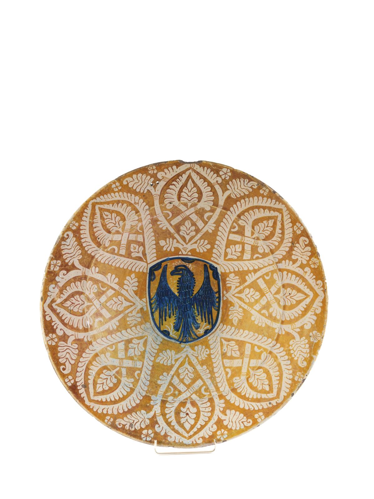 Large round earthenware dish decorated with a blue coat of arms in the center, stylized foliage on a lustrous ochre ground, c. 1450-1475, diam. 46 cm/18.1 in. Saint-Cloud, October 6, 2019. Le Floc'h auction house. Mr. Froissart. Result: €43,750.
