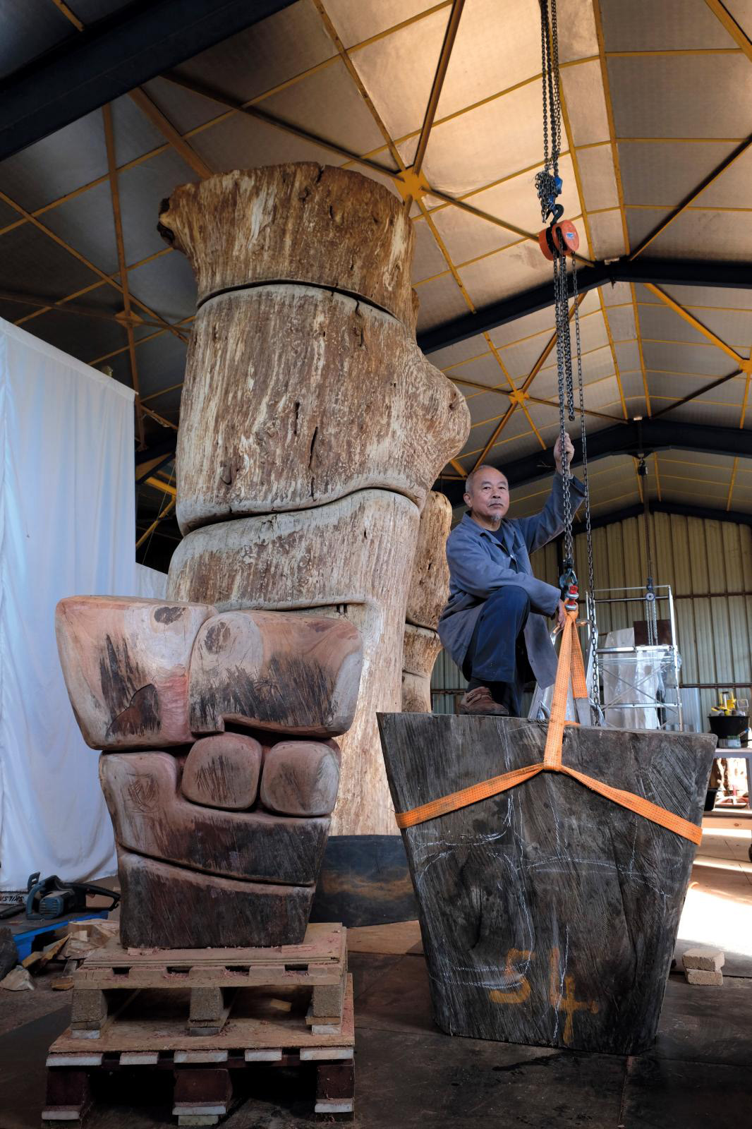Wang Keping in his studio in the Vendée, 2021. © Aline Wang, Wang Keping Studio
