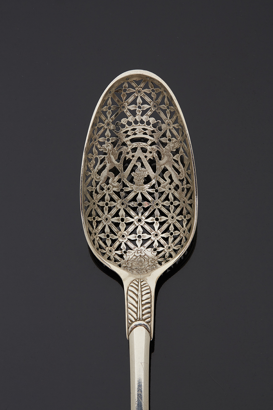 €33,280 Limoges, first half of 18th century. Silver olive spoon, single flat model engraved with coat of arms, master silversmith Pierre André Latache (admitted in 1720), l. 30.7 cm/12 in. Paris, Drouot, February 4, 2021. Ader auction house. Ms. Badillet.