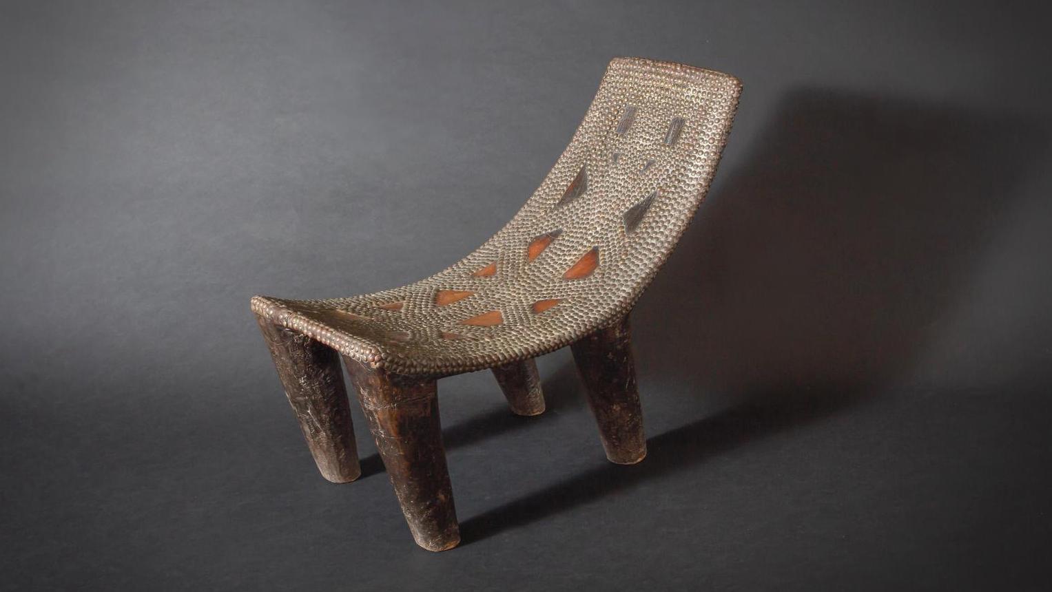 Congo, Ngombe chair, studded seat, worn patina on the seat and black lacquered patina on the legs, l. 60 cm/23.62 in, seat h. 22 cm/8.66 in, backrest h. 47 cm/18.50 in. Estimate: €8,000/15,000