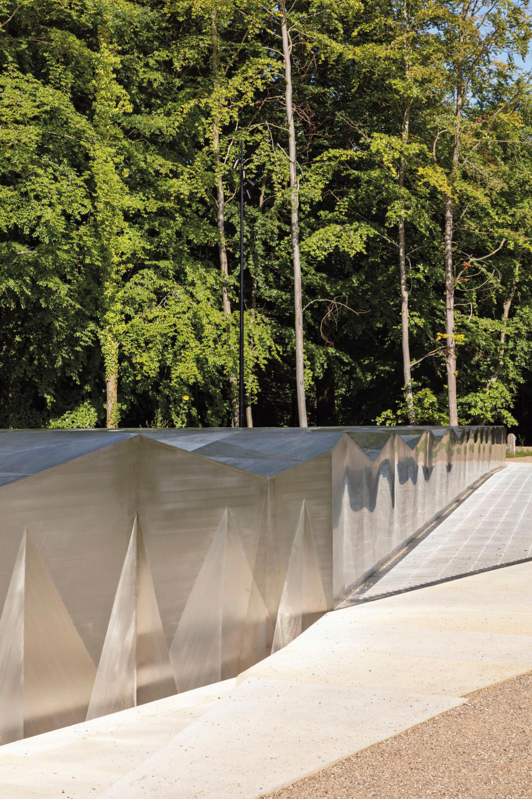 Snøhetta's partly underground extension, linking Zaha Hadid's pavilion with the original building. © Laura Stamer Snøhetta's partly underground extension, linking Zaha Hadid's pavilion with the original building. © Laura Stamer