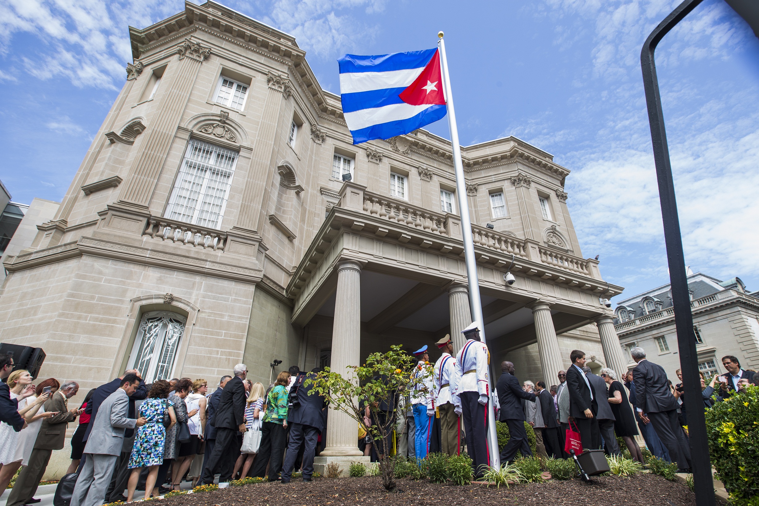 Cuba and Washington re-open their embassies