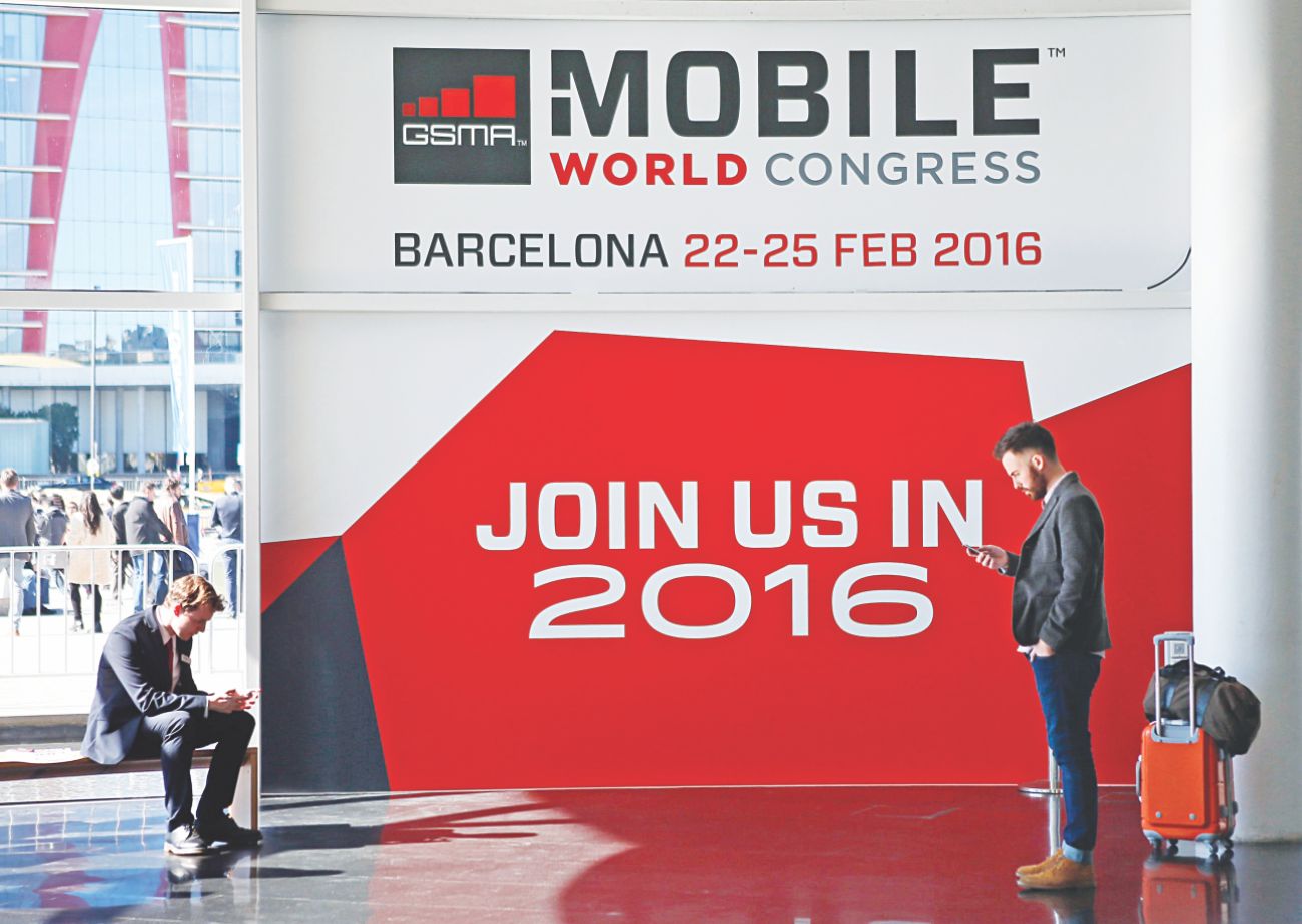 Mobile World Congress 2016: Virtual Reality Helmets and Premiere Smartphones