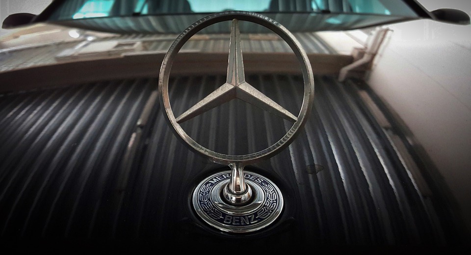 Mercedes overtook BMW in the number of cars sold in the first half of 2016