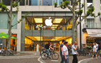 Navarro slams Apple CEO for delaying production move out of China