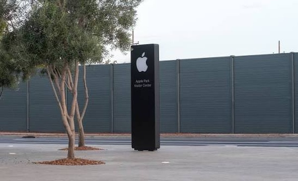 Apple's market cap jumps $600 billion amid sell-off in AI stocks